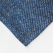 Abgetragener Denim-Stoff, texturierter Hintergrund Fleecedecke (Ecke)