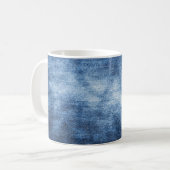 Abgetragener Denim-Stoff, texturierter Hintergrund Kaffeetasse (Vorderseite Links)