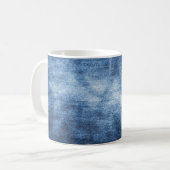 Abgetragener Denim-Stoff, texturierter Hintergrund Kaffeetasse (Vorderseite Links)