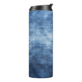Abgetragener Denim-Stoff, texturierter Hintergrund Thermosbecher (Nach links gedreht)