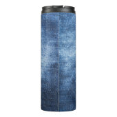 Abgetragener Denim-Stoff, texturierter Hintergrund Thermosbecher (Rückseite)