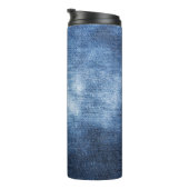 Abgetragener Denim-Stoff, texturierter Hintergrund Thermosbecher (Nach rechts gedreht)