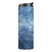 Abgetragener Denim-Stoff, texturierter Hintergrund Thermosbecher (Nach links gedreht)