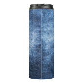 Abgetragener Denim-Stoff, texturierter Hintergrund Thermosbecher (Rückseite)