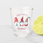Abkühlen mit meinen Gnomies Moderner Niedlicher Ur Schnapsglas (Vorderseite)