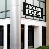 Abolish ICE Banner (Äußeres Gebäude)