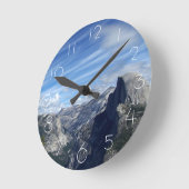 Above Half Dome Runde Wanduhr (Winkel)