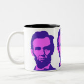 Abraham Lincoln im Pop Art Pink & Lila Zweifarbige Tasse (Links)