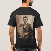 Abraham Lincoln und seine Katze "Dixie". T-Shirt (Rückseite)