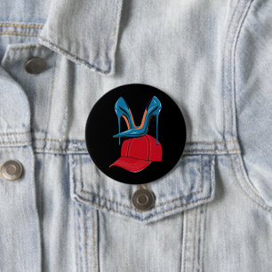 Absätze treten auf roten MAGA-Hut Wahl 2024 Button