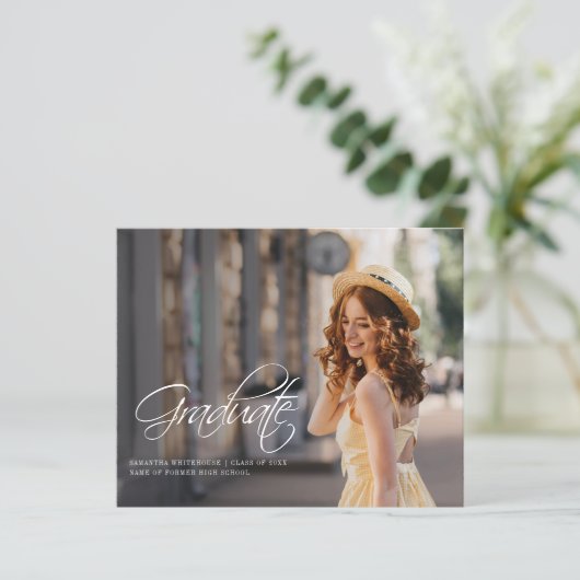 Abschluss 2024 Fotos Script Grad Ankündigung (Stehend Vorderseite)