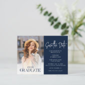 Abschluss 2025 Foto Save the Date Grad Ankündigungspostkarte (Stehend Vorderseite)