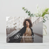 Abschluss 2025 Foto Script Modern Grad Ankündigung (Stehend Vorderseite)