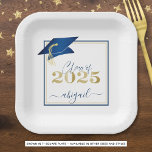 Abschluss 2025 Imitats Metallic Blue Gold Script Pappteller<br><div class="desc">Moderne personalisierte Teller der Klasse 2025 Blau, Gold und Weiß mit dem Namen Ihres Absolventen in einem schicken handgeschriebenen Drehbuch mit Imitaten Metallic Blue Graduation Cap und Imitats Metallic Gold 2025. HILFE: Für Hilfe bei der Modifikation/Personalisierung des Designs, der Farbänderung, der Übertragung des Designs auf ein anderes Produkt oder der...</div>