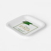 Abschluss 2025 Imitats Metallic Green Gold Script Pappteller (Gewinkelt)