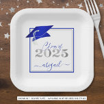 Abschluss 2025 Imitats Metallic Royal Blue Silver Pappteller<br><div class="desc">Moderne personalisierte KLASSE VON 2025 königsblauen, silbernen und weißen Graduiertenparty Teller mit dem Namen Ihres Absolventen in einem schicken handgeschriebenen Drehbuch mit Imitaten metallischen königsblauen Graduierungshülse und Imitaten metallisches Silber 2025. HILFE: Für Hilfe bei der Modifikation/Personalisierung des Designs, der Farbänderung, der Übertragung des Designs auf ein anderes Produkt oder der...</div>