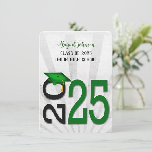 Abschluss 2025 in den Farben der Grünen und Schwar Einladung (Stehend Vorderseite)