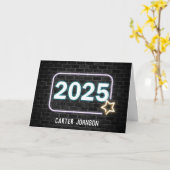 Abschluss 2025 Neon Sign on Brick Karte (Gelbe Blume)