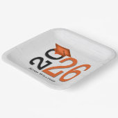 Abschluss 2025 Orange und Black On Wood Pappteller (Gewinkelt)