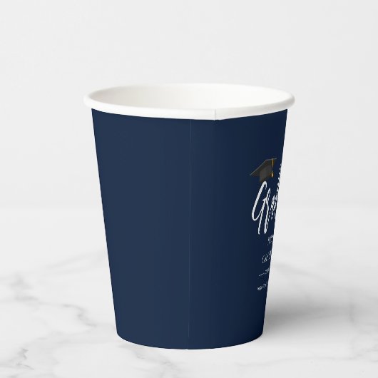 Abschluss 2025 Script Navy Blue Paper Pappbecher (Rechts)