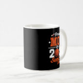 Abschluss 2026 Stolz Mutter eines Basketball-Senio Kaffeetasse (VorderseiteRechts)