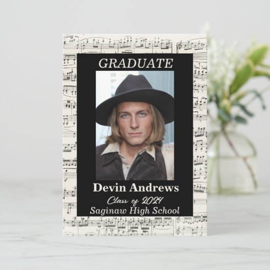 Abschluss Ankündigung für Music Major. (Stehend Vorderseite)