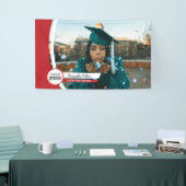 Abschluss aus rotem Rahmen mit Foto Banner (Messeveranstaltung)