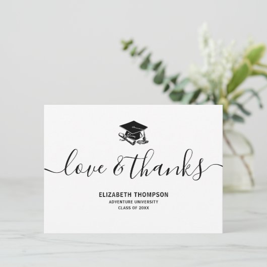 Abschluss Black Cap Liebe & Dank modernem Script Dankeskarte (Stehend Vorderseite)