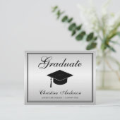Abschluss Black Grad Cap & Script auf Silver Party Einladungspostkarte (Stehend Vorderseite)