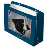 Abschluss Blue Cap & Diploma Personalisiert Große Geschenktüte (Rückseite Schrägansicht)