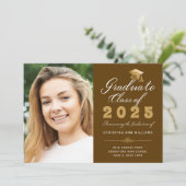 Abschluss Brown Gold Script Class of 2025 Foto Ankündigung (Stehend Vorderseite)