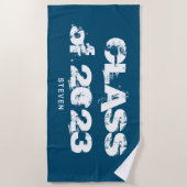 Abschluss Class Grunge Typografie Blue Monogram Strandtuch (Vorderseite)