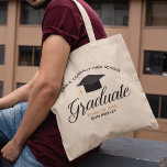 Abschluss Class of 2025 Custom High School Name Tragetasche<br><div class="desc">Diese moderne,  kundenspezifische Tasche mit Senioren-Abschluss bietet schicke Typografie in Schwarz und Gold unter einem High School- oder Uni-Namen für die Klasse von 2025. Passen Sie mit Ihrem geschlossen Jahr unter der schicken Kalligrafie für ein großes personalisiertes Graduiertengeschenk an.</div>