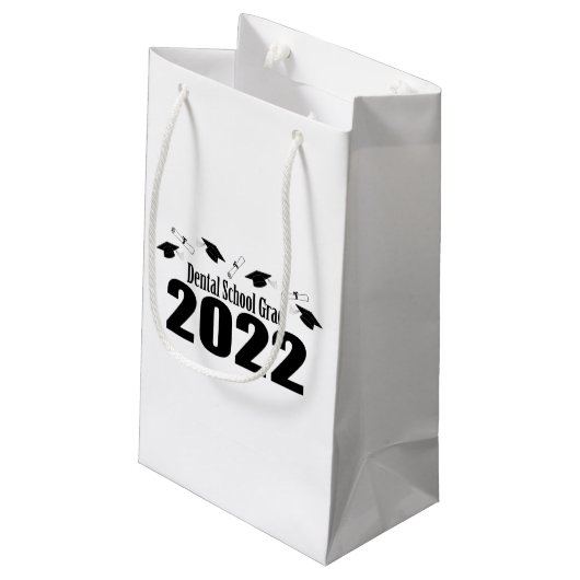 Abschluss Dental School Grad 2022 (schwarz) Kleine Geschenktüte (Rückseite Schrägansicht)