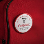 Abschluss der Red Black Medical School Button<br><div class="desc">Dieser moderne,  in Rot und Schwarz gehaltene Knopf für den medizinischen Abschluss von Schulen bietet moderne Typografie für eine Klasse von 2024 Absolventen. Passen Sie mit Ihrem geschlossen Jahr unter dem Caduceus Symbol für eine große personalisierte Krankenschwester oder Ärztin Geschenk oder Namensschild für eine Arztkonferenz.</div>