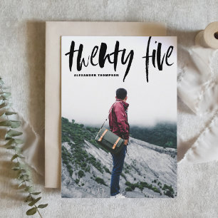 Abschluss-Einladung in schwarzer Pinsel-Typografie Einladung