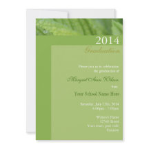 Abschluss-Feierlichkeiten auf grünem Blatt.