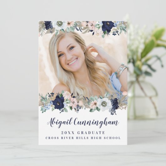 Abschluss Floral Navy Blush Pink Script Einladung (Stehend Vorderseite)