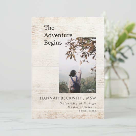 Abschluss Foto Adventure fängt rustikal an Ankündigung (Stehend Vorderseite)