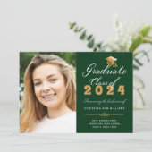 Abschluss Foto Green Gold Script Class of 2024 Ankündigung (Stehend Vorderseite)