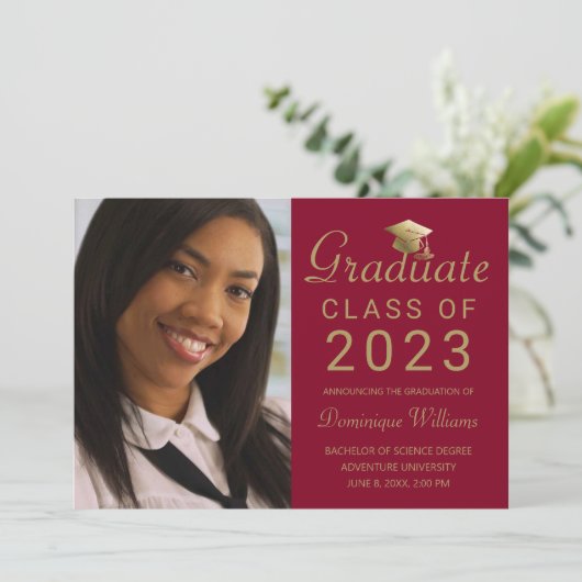 Abschluss Foto Red Gold Grad Cap Script 2023 Ankündigung (Stehend Vorderseite)