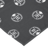Abschluss für das Logo der Black Modern Custom Sch Tischdecke (Schrägansicht)