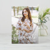 Abschluss für das Skript-Foto in Schwarz und Weiß Einladung (Stehend Vorderseite)