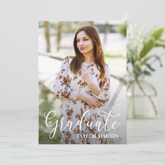 Abschluss für das Skript-Foto in Schwarz und Weiß Einladung (Stehend Vorderseite)