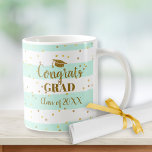 Abschluss Glückwunsch Grad Gold Glitzer Streifen Kaffeetasse<br><div class="desc">Feiern Sie Ihren Graduate mit dieser festlichen Tasse mit einem lustigen, trendigen Minzgrün und weiß gestreiften Hintergrund und Ihrem eigenen Text, betont durch Imitate goldene glitzernde Konfetti und eine vergoldete Grad Kappe. Ideal für ein Party in der Oberschule oder im Uni-Abschluss.</div>