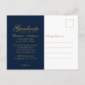 Abschluss Gold Grad Cap & Script auf blauem Party Einladungspostkarte (Rückseite)