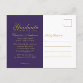 Abschluss Gold Grad Cap & Script auf Lila Party Einladungspostkarte (Rückseite)