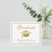 Abschluss Gold Grad Cap & Script auf weißem Party Einladungspostkarte (Stehend Vorderseite)