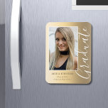 Abschluss Gold Stilvolle Skripte Modernes Foto Magnet<br><div class="desc">Abschluss Gold Stilvolle Schrift Moderne Foto Abschluss Magnete verfügen über einen goldfarbenen Hintergrund mit Ihrem individuellen Foto. Personalisieren Sie Ihre Daten durch Hinzufügen Ihres Namens,  Ihrer Schule,  Uni oder eines Universitäts- und Klassenjahres,  indem Sie den Text in den Textfeldern bearbeiten. Entwickelt für Sie von ©Evco Studio www.zazzle.com/store/evcostudio</div>