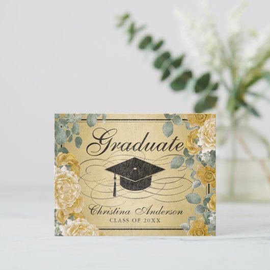 Abschluss Grad Cap Gold Rose Bloral Einladungspostkarte (Stehend Vorderseite)